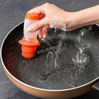便利 な 道具 料理 用 の シリコン ボトル と オイル ブラシ